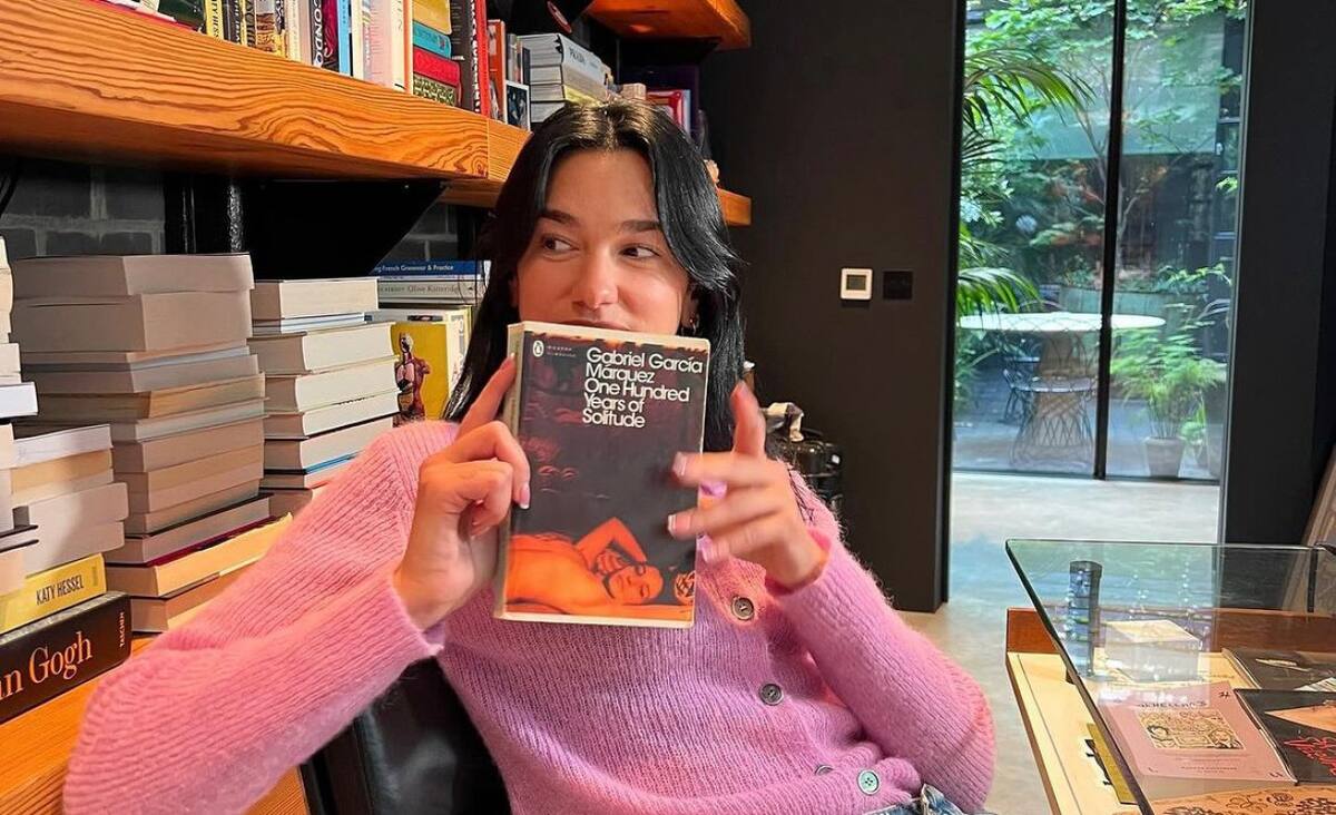 Dua Lipa con el libro de Gabriel García Márquez. Foto: @dualipa