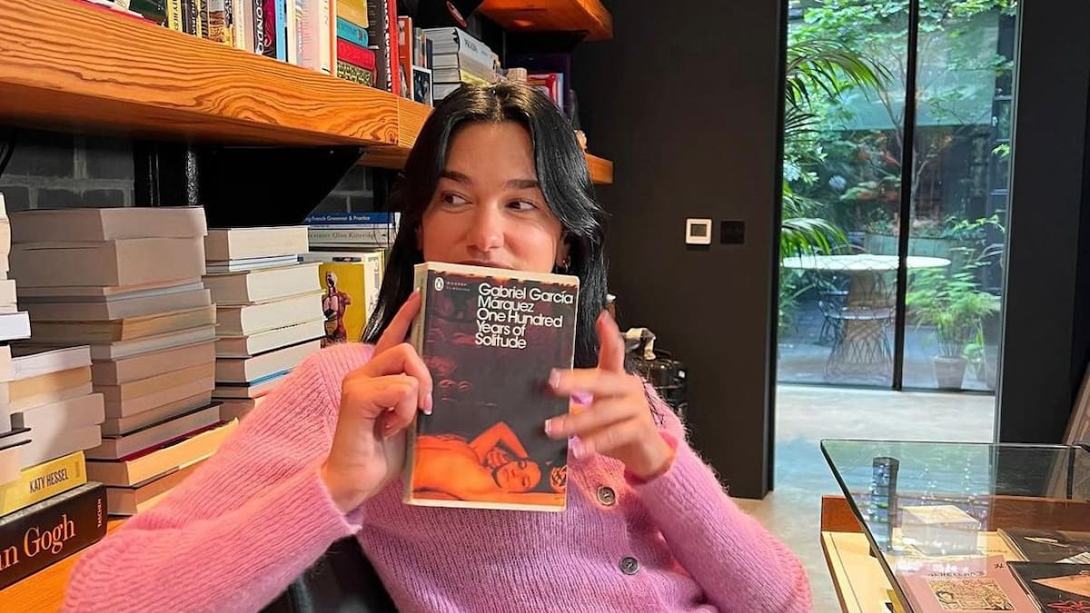 Dua Lipa con el libro de Gabriel García Márquez. Foto: @dualipa