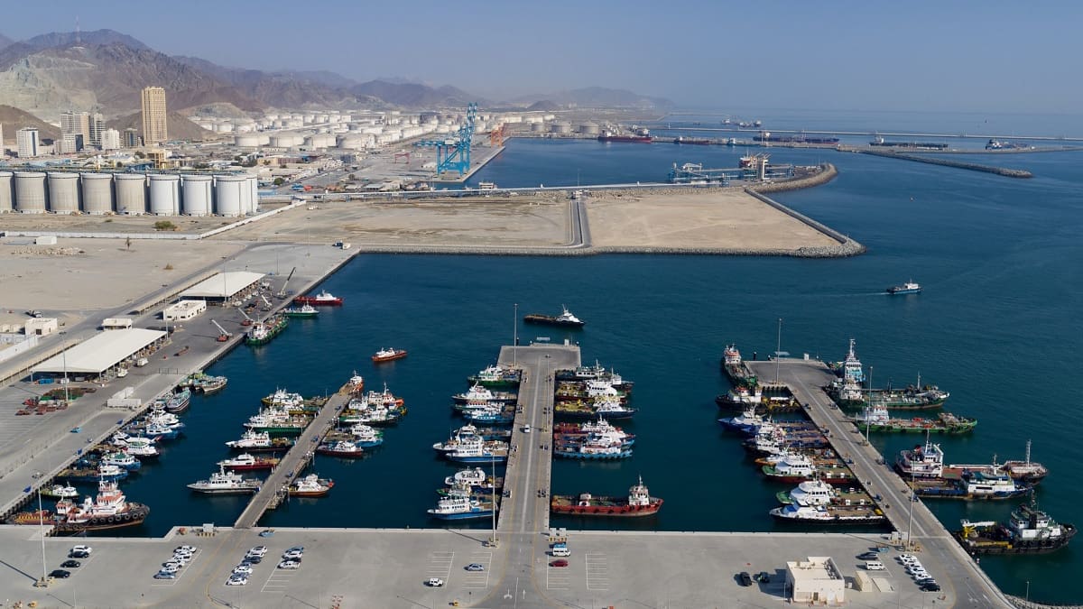 Emiratos Árabes busca una salida estratégica al Golfo: proyecta un nuevo puerto para esquivar el estrecho de Ormuz