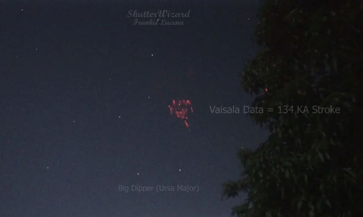 Duendes rojos fotografiados cerca de la Osa Mayor durante una fuerte tormenta eléctrica, justo al noroeste de Puerto Rico. Foto: NA.