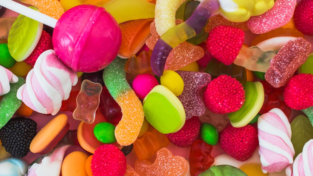 Lanzan helados de icónicas golosinas: dónde se consiguen los sabores de Mantecol, Flynn Paff y Palitos de la Selva