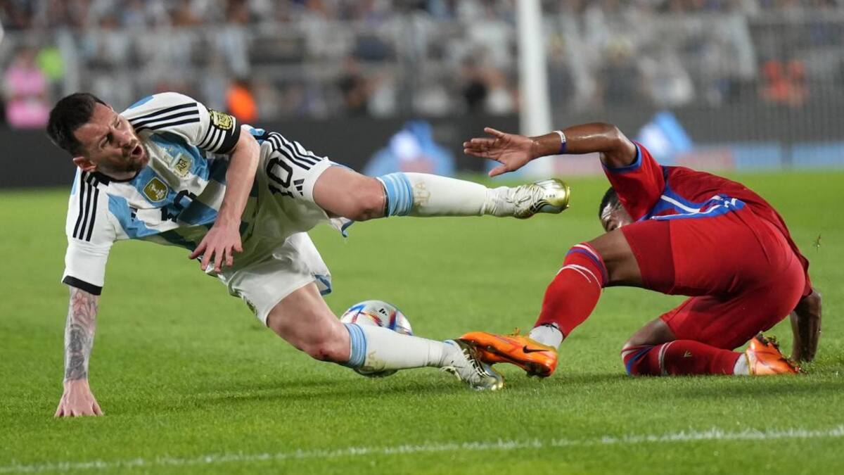 Dura infracción a Lionel Messi; Argentina vs. Panamá. Foto: NA.