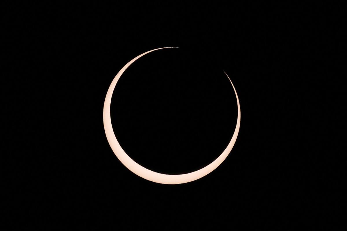 Eclipse solar anular 2024 desde la Isla de Pascua, Chile. Foto Reuters.