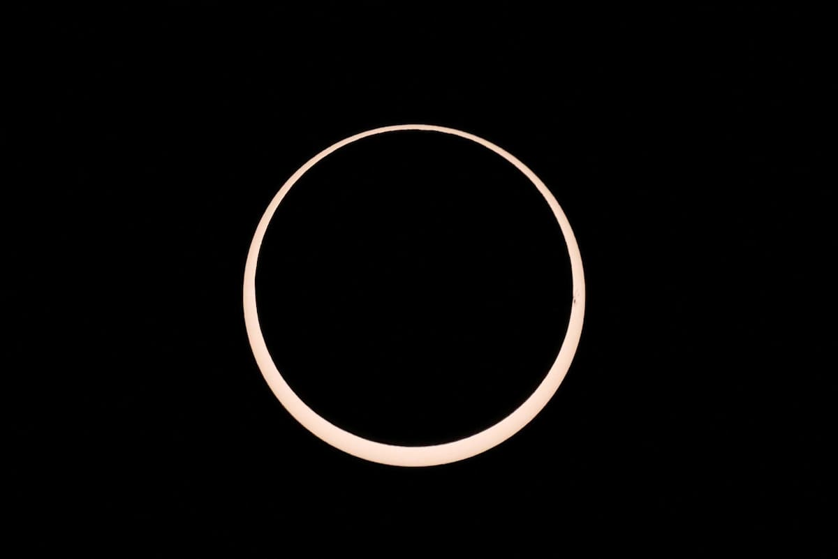 Eclipse solar anular 2024 desde la Isla de Pascua, Chile. Foto Reuters.