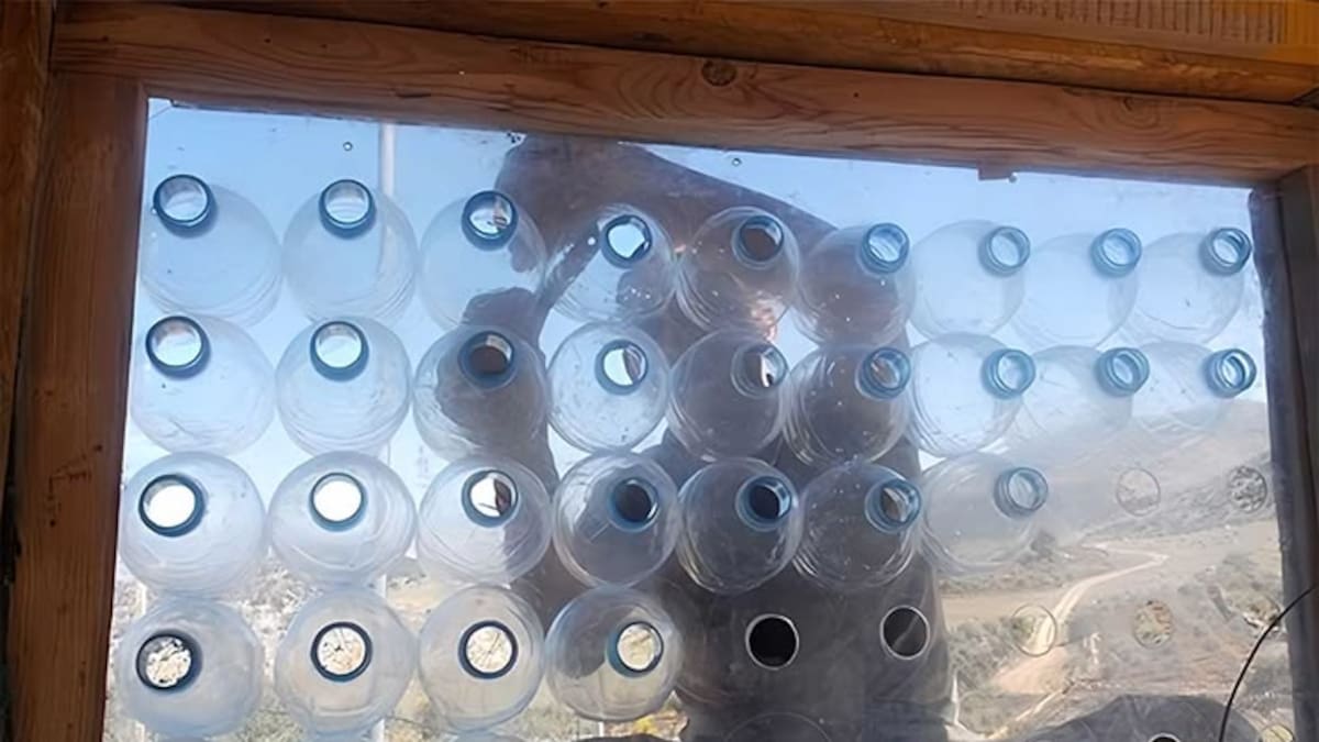 Técnica bangladesí: para qué sirve poner botellas de plástico cortadas a la mitad con cartón en el techo de la casa