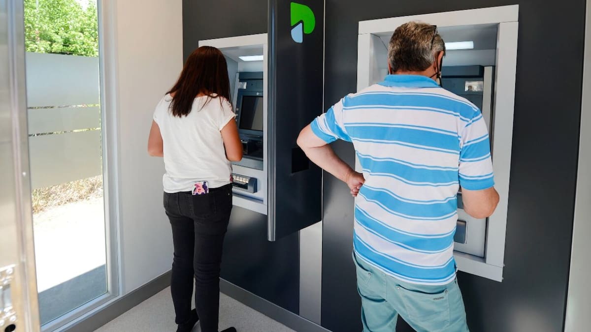 ¿Se puede sacar plata el 1° de mayo?: cómo funcionarán bancos y cajeros automáticos durante el feriado