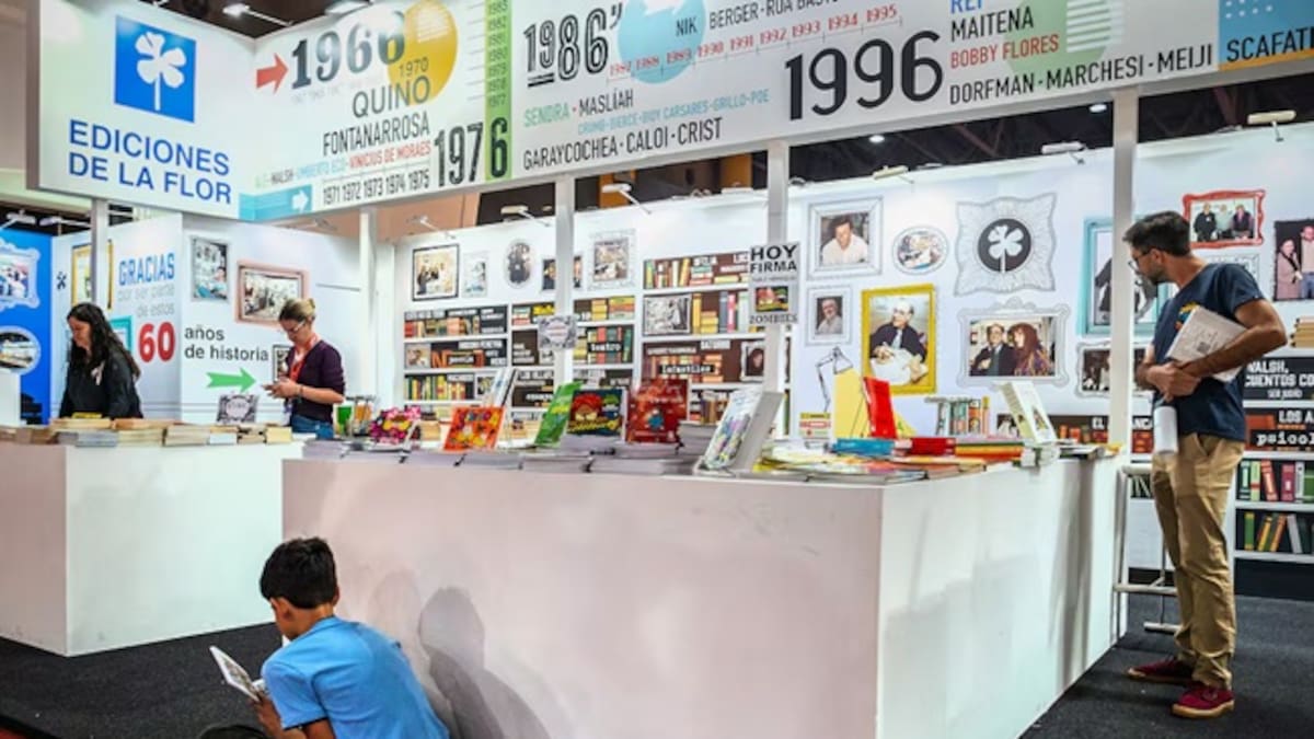 Por cierre, Ediciones de la Flor liquida en la Feria del Libro: qué ejemplares se pueden conseguir por 5.000, 8.000 y 15.000 pesos