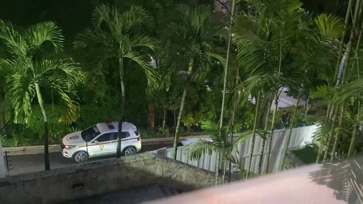 Efectivos de Venezuela intentan ingresar a la residencia de la embajada argentina en Caracas. Foto: redes.