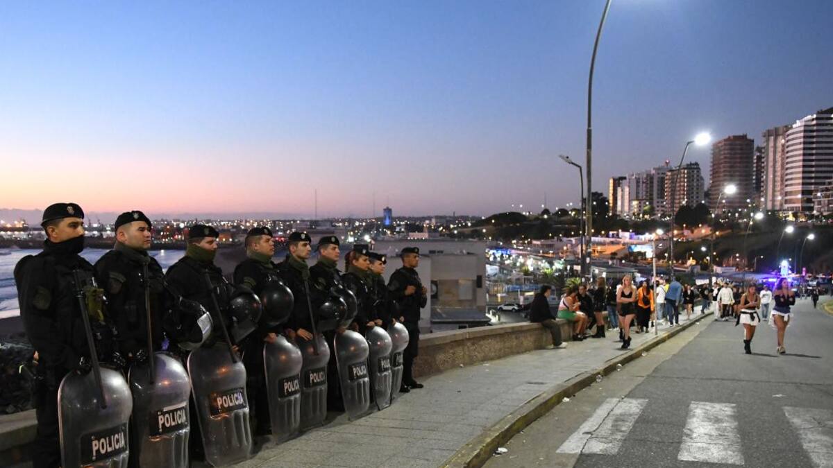 Efectivos policiales en la Costa Atlántica. Foto: Télam.
