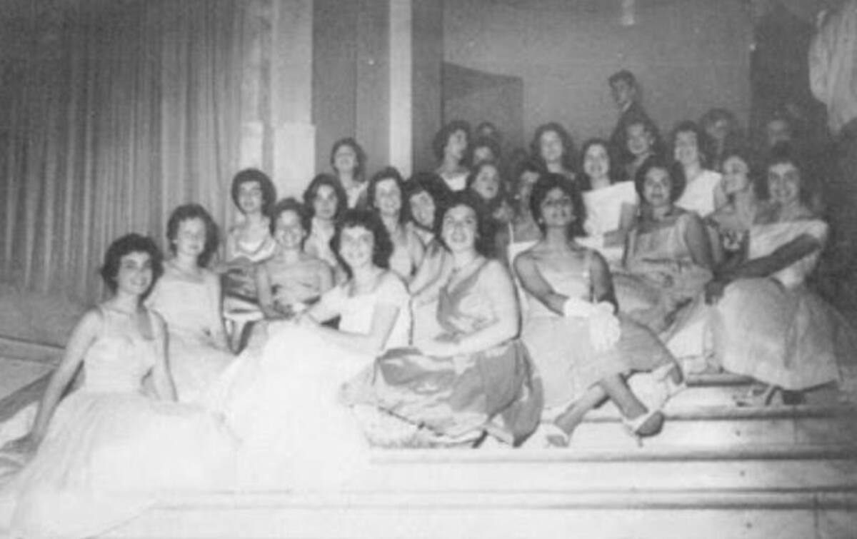 Egresadas 1958 del Instituto Santa Cecilia. Se puede observar las cortinas que tapaban los murales de Cesar Bustillo en el hall de acceso del Hotel Provincial