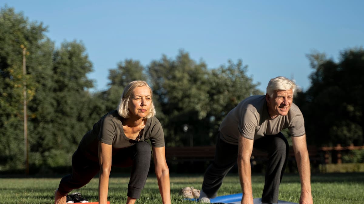 El ejercicio clave después de los 50: la rutina de fuerza que recomiendan los expertos para ganar salud