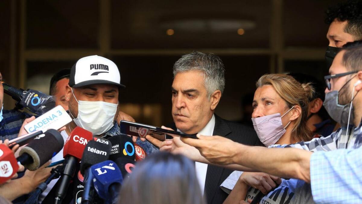 El abogado Gregorio Dalbon y los padres de Lucas González. NA.