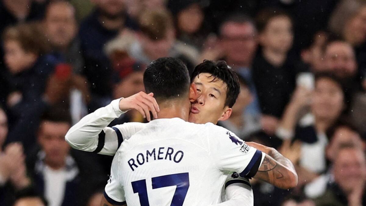 El abrazo entre Cristian Romero y Son Heung-Min. Foto: Reuters.