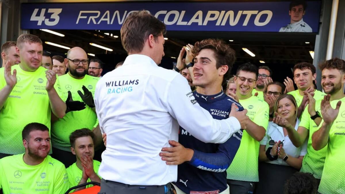 El abrazo entre Franco Colapinto y James Vowles. Foto: Instagram.