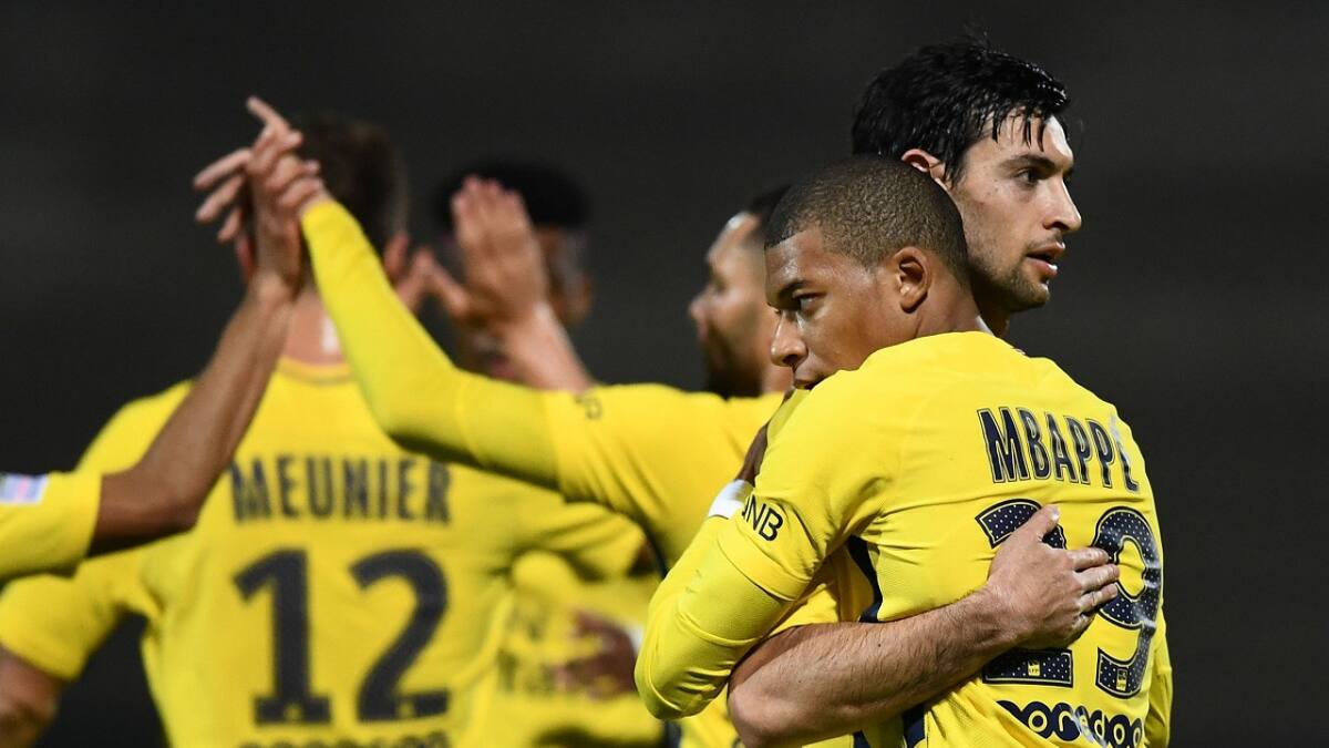El abrazo entre Javier Pastore y Kylian Mbappé. Foto: NA.