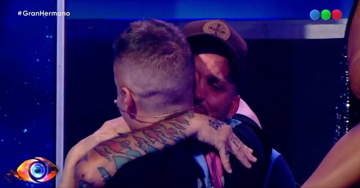 El abrazo entre Juan Reverdito, ex Gran Hermano, y Santiago del Moro. Fotos: capturas.