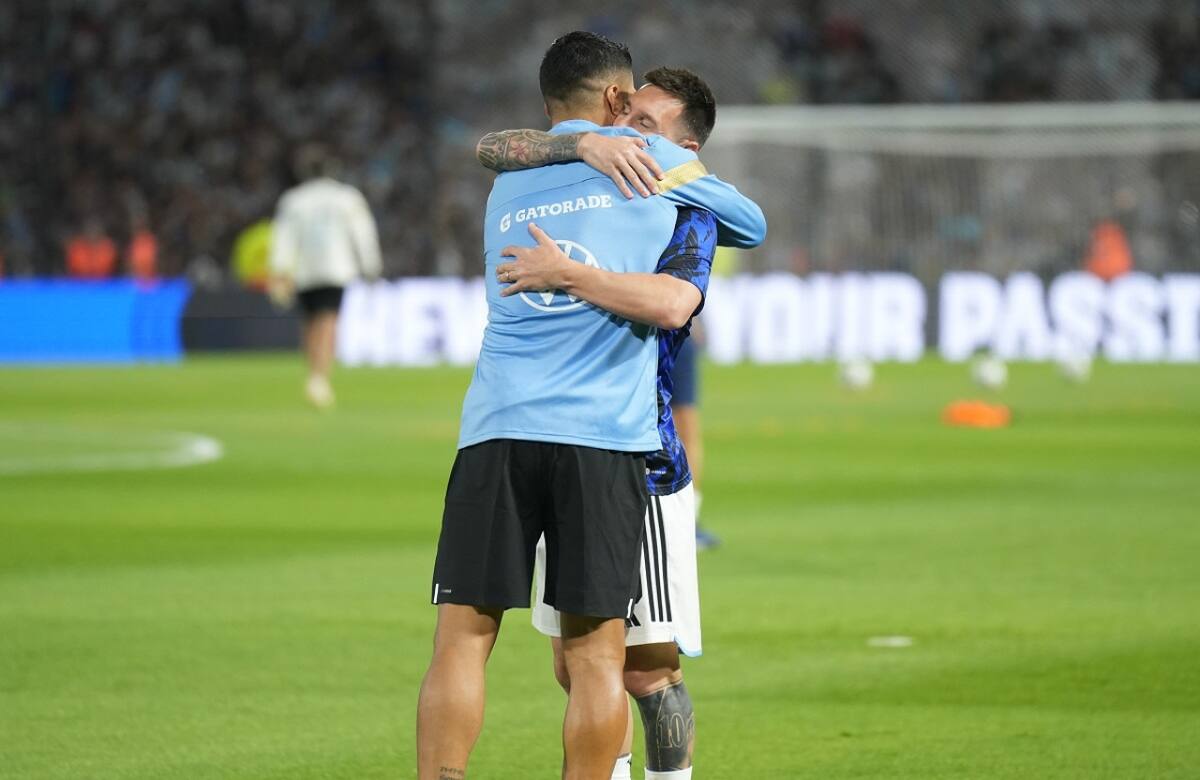 El abrazo entre Luis Suárez y Lionel Messi en Eliminatorias. Foto: NA (Marcelo Capece)