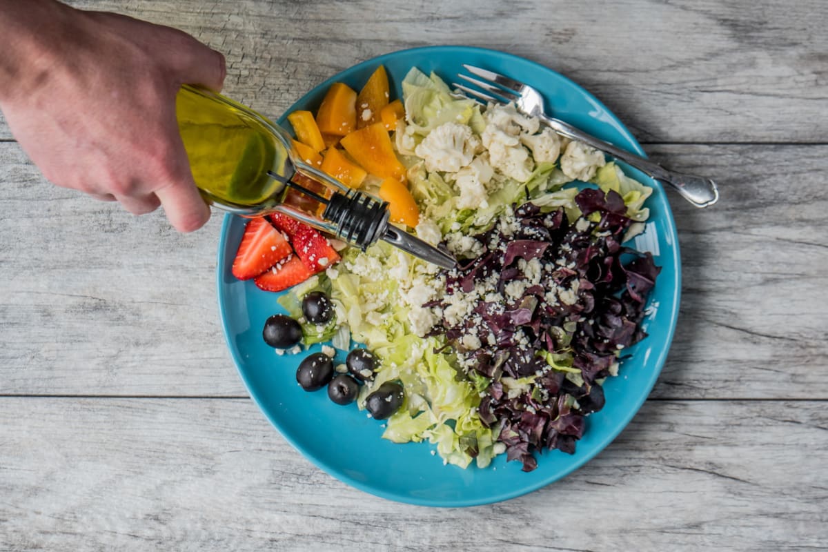 El aceite de oliva tiene un alto valor nutricional. Foto: Unsplash.