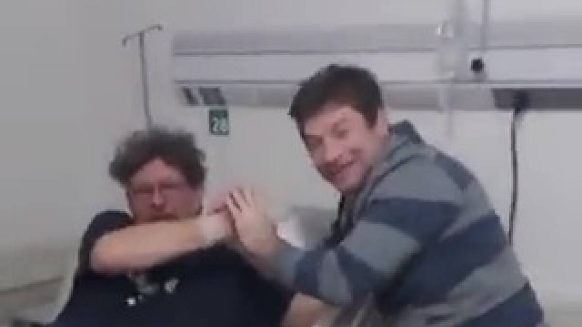 El actual y el ex marido internados en la misma habitación. Foto: Captura de video NA.