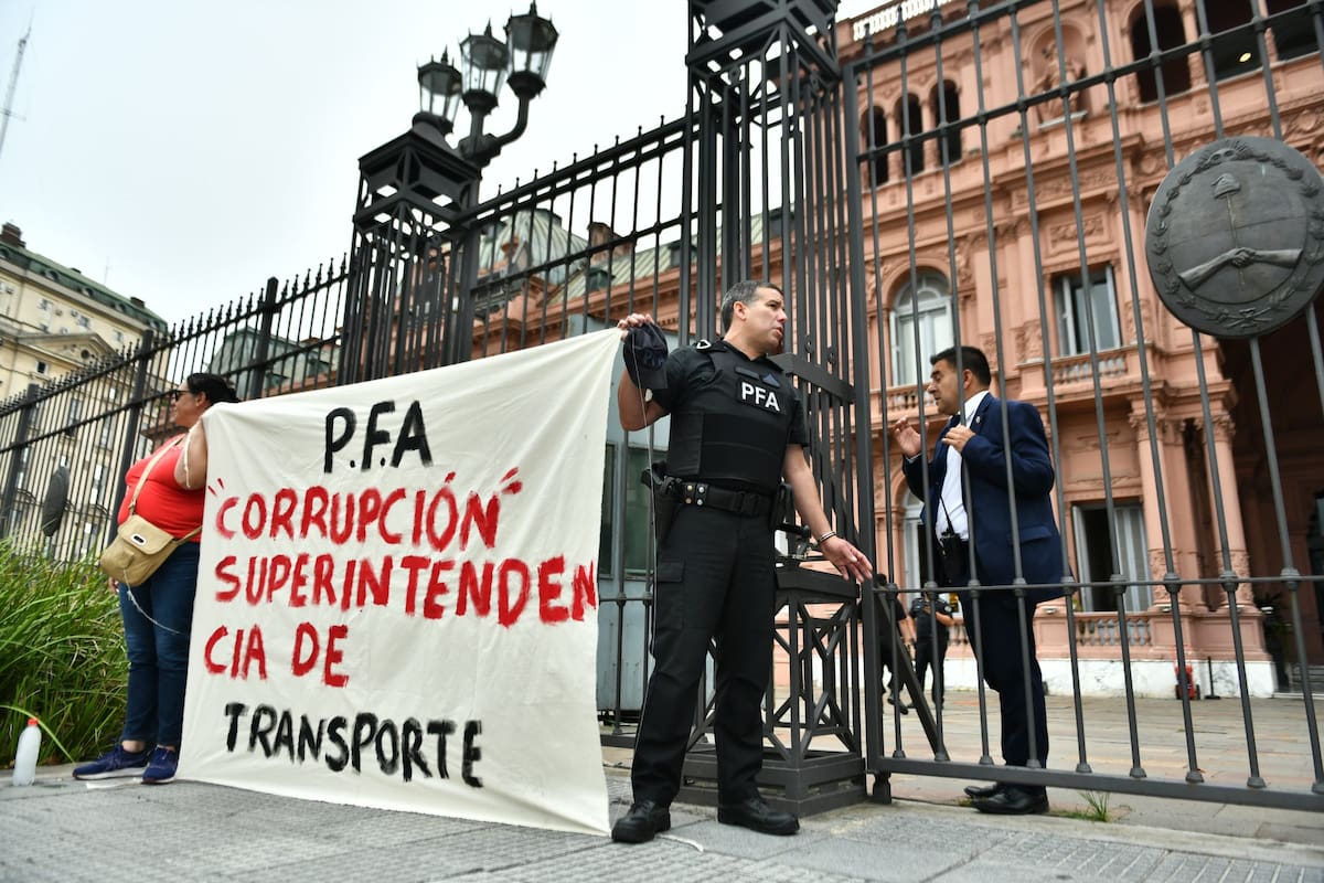 El agente de la PFA que se esposó a las rejas de Casa Rosada