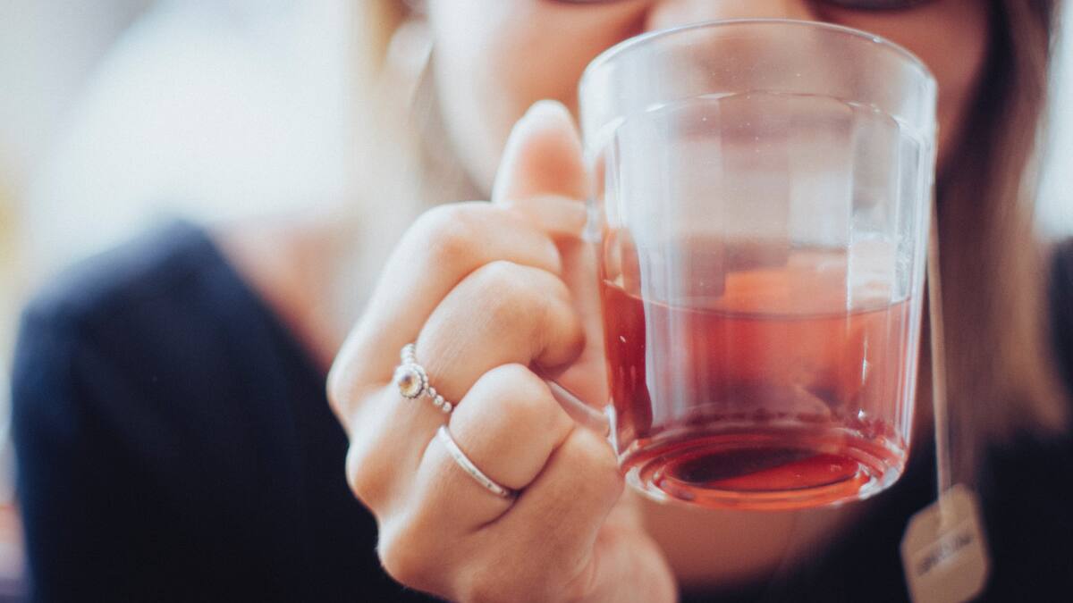 El agua caliente y las infusiones son buenas herramientas contra el resfrío. Foto: Unsplash