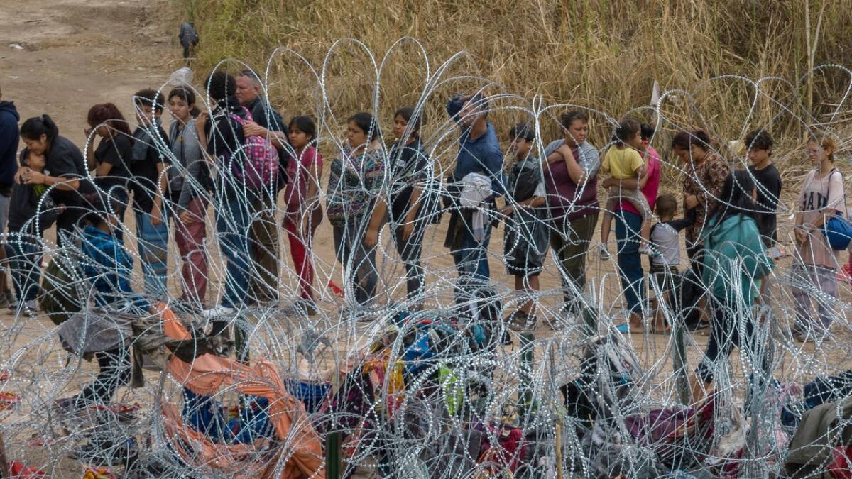 Texas apeló un fallo que permite al gobierno de Biden cortar alambre de púas en la frontera con México