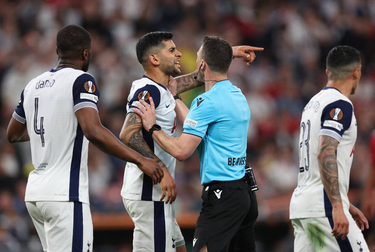 El árbitro Félix Zwayer junto al Cuti Romero. Foto: Reuters/Violeta Santos Moura