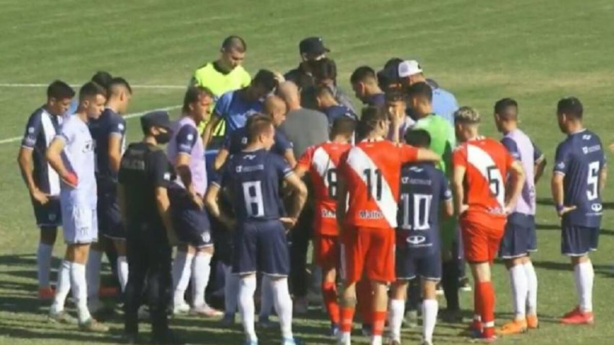 El arquero de Tristán Suárez fue golpeado por un proyectil