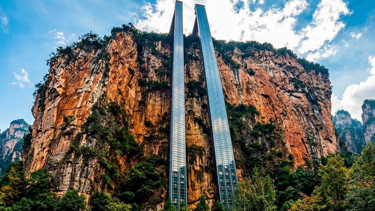 Se construyó en 18 meses y traslada hasta 81 pasajeros en tan solo 50 segundos: así es el ascensor más impresionante de China
