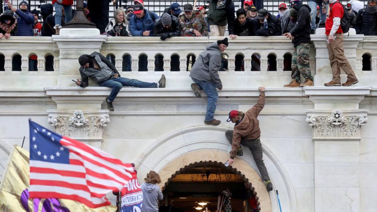 El ataque de los Proud Boys al Capitolio de Estados Unidos. Foto: Reuters.