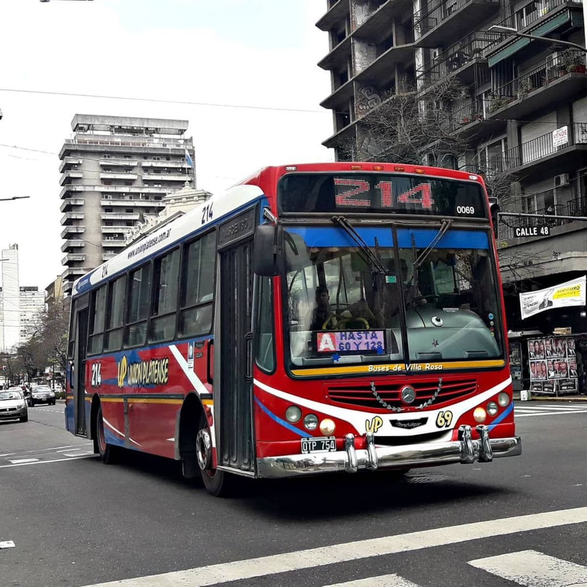Colectivo 214, que pasa por La Plata.