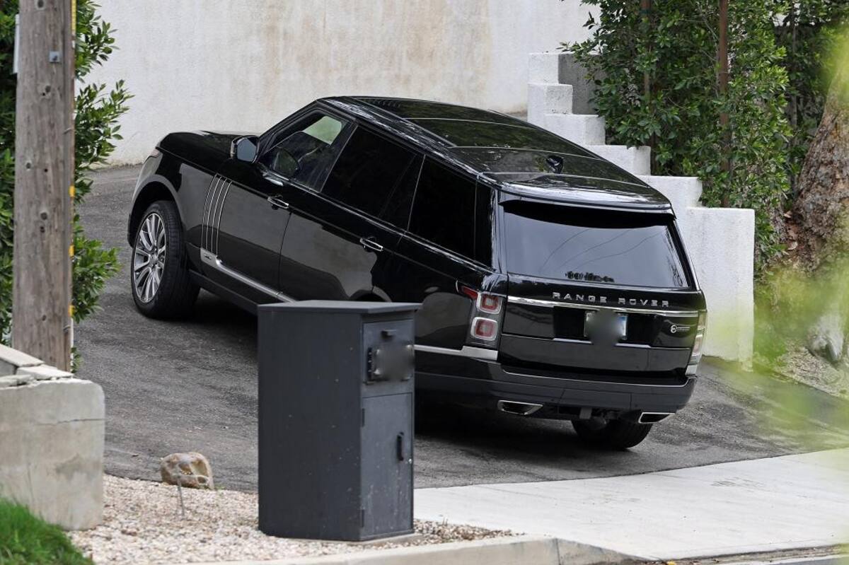 El auto de Kylie Jenner en la casa del actor. Foto: El Planeta Urbano