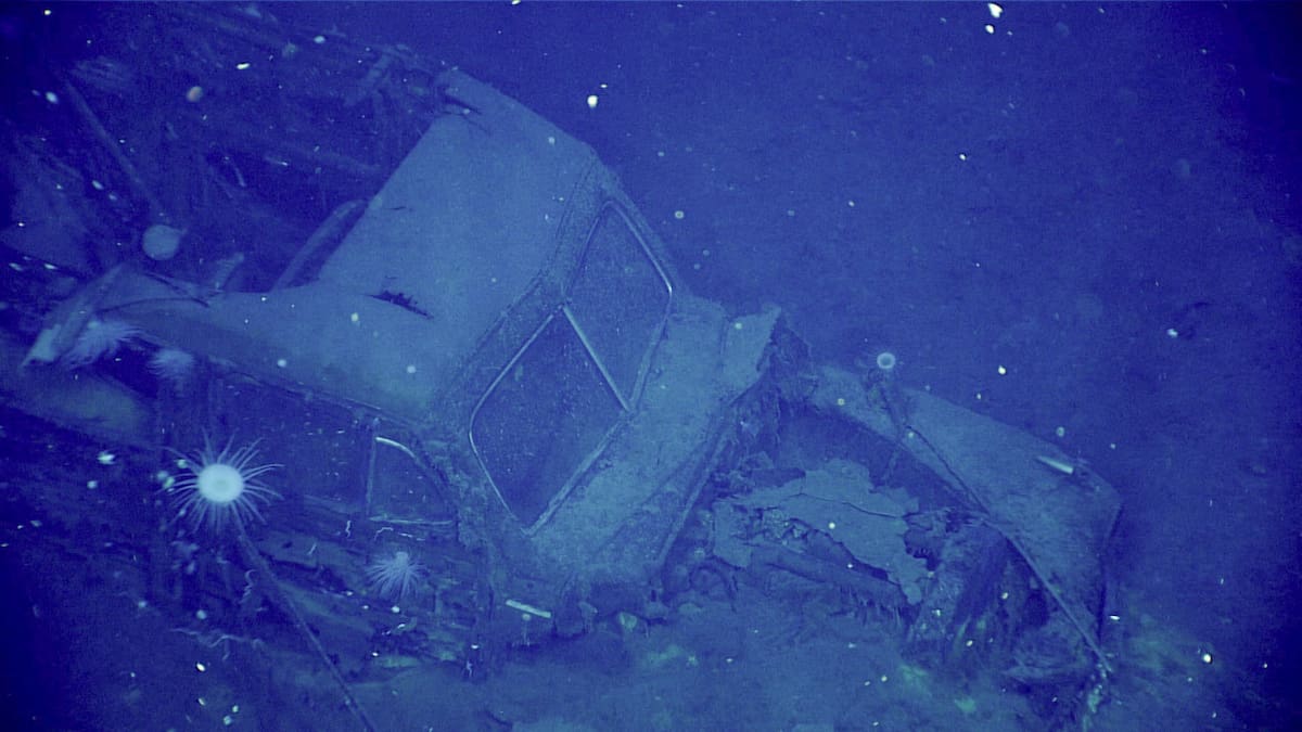 El auto Ford que encontraron en un portaaviones hundido durante la Segunda Guerra Mundial. Foto: X/@oceanexplorer