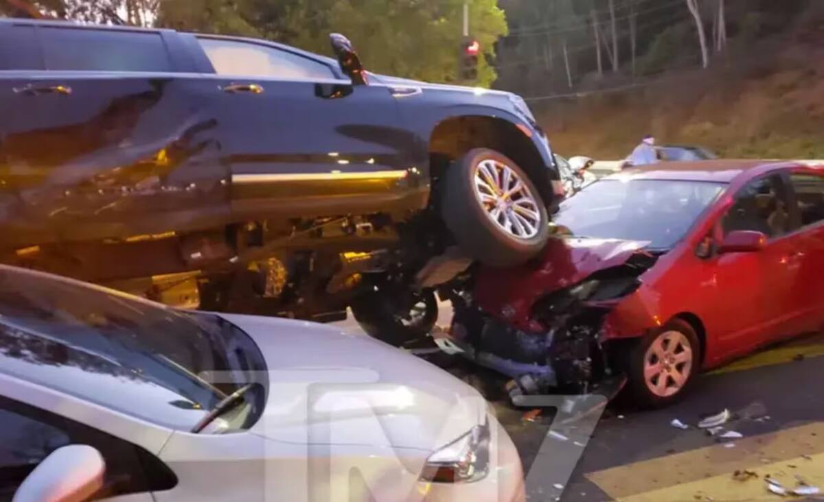 El auto rojo es el de la demandante. Foto: gentileza TMZ