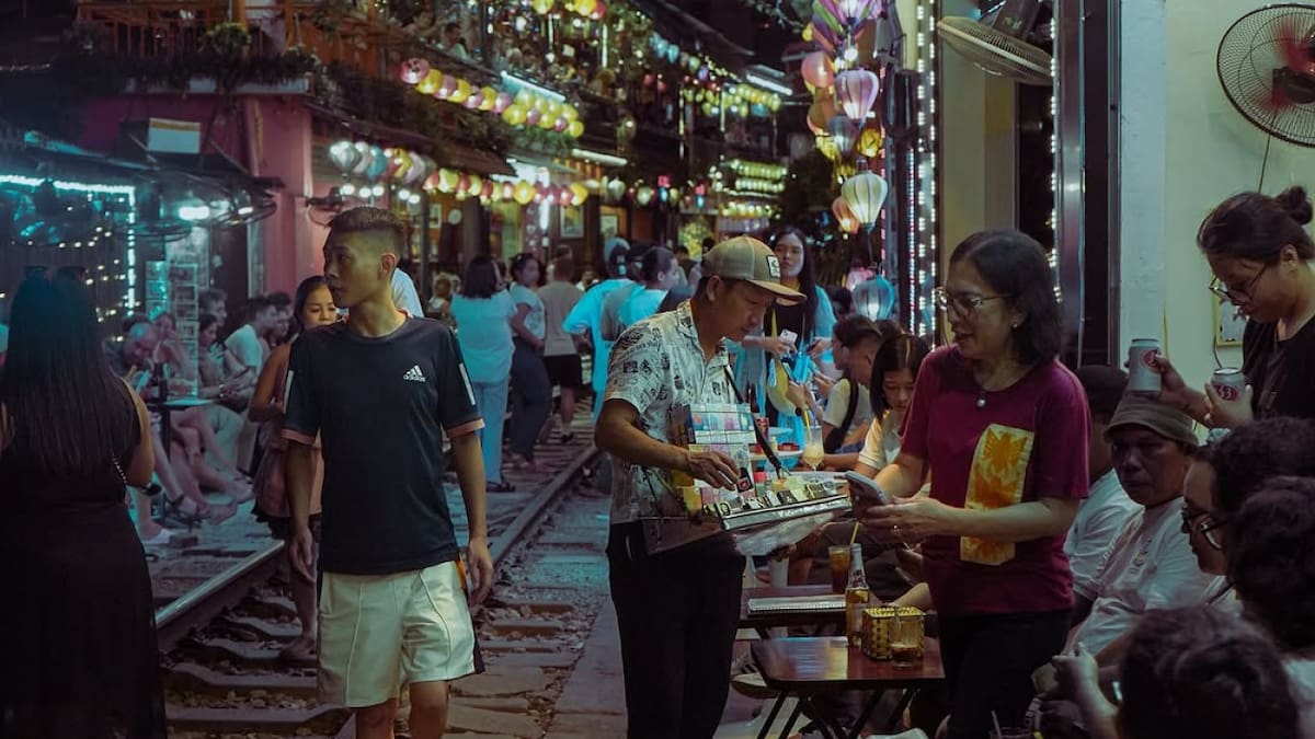 El bar más extraño del mundo. Foto: Instagram @railwaycafehanoi