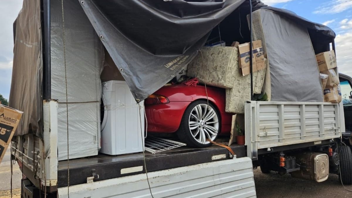 Descubren un BMW valuado en 96 millones escondido en un flete de mudanza