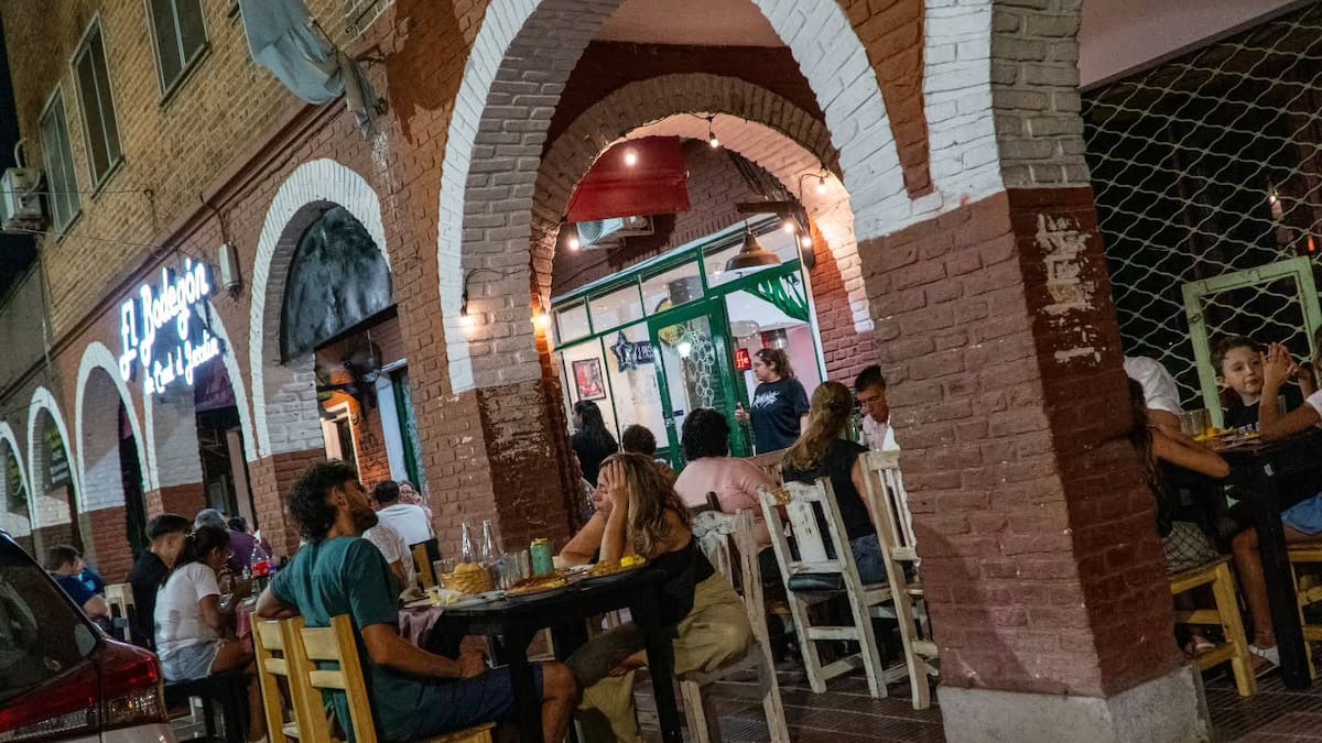 Pastas, tortillas y milanesas enormes: el bodegón cerca de CABA ideal para comer rico y abundante