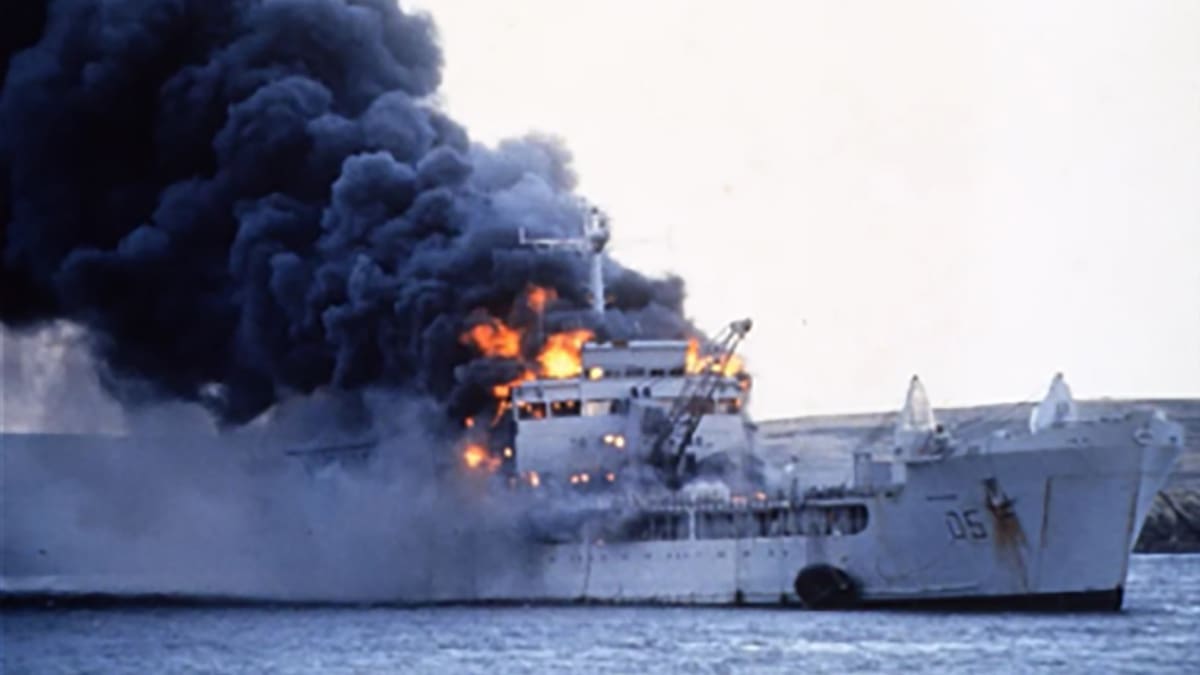 El buque auxiliar Sir Galahad en llamas