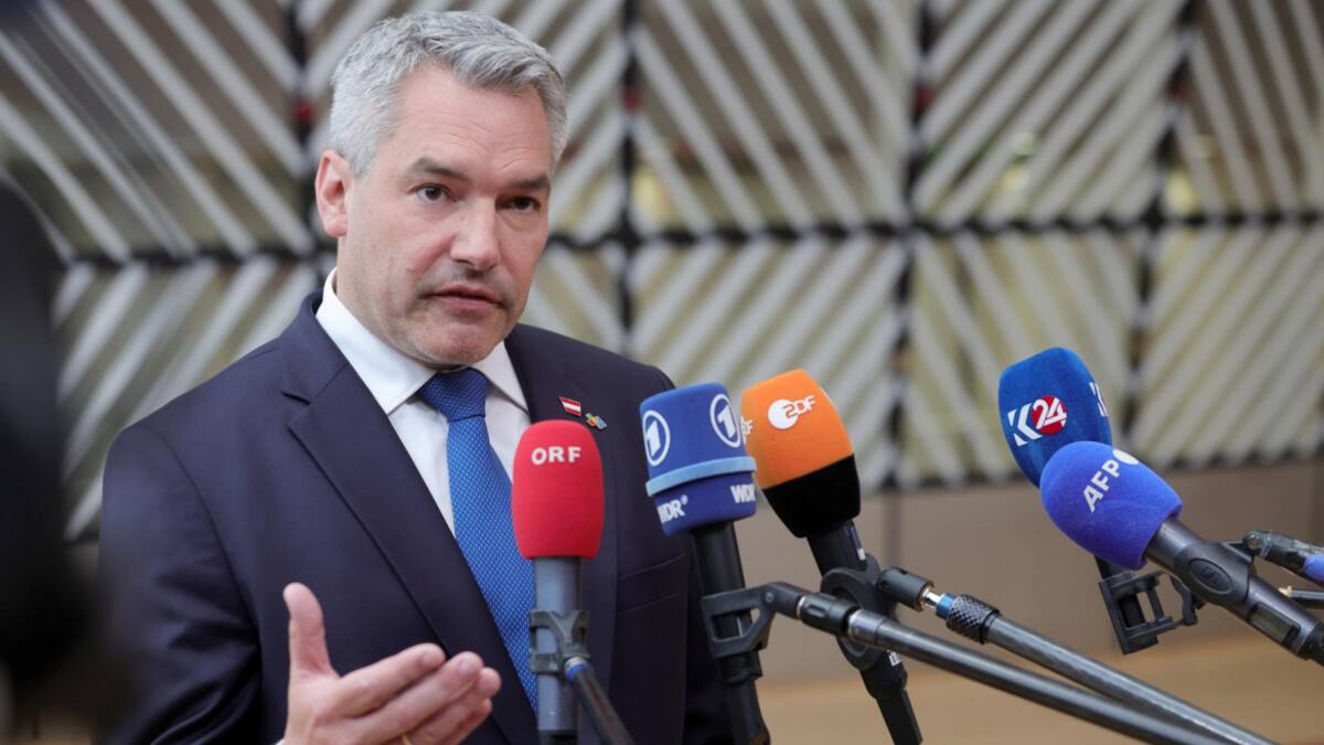 El canciller de Austria, Karl Nehammer, habla con los medios de comunicación a su llegada a la Cumbre UE-CELAC. Foto: EFE.