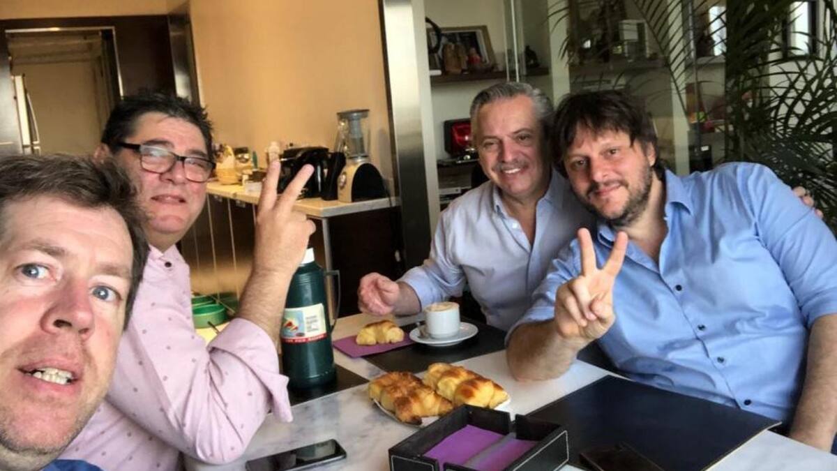 El candidato presidencial Alberto Fernandez desayuna con Leandro Satoro y un amigo antes de emitir su voto.