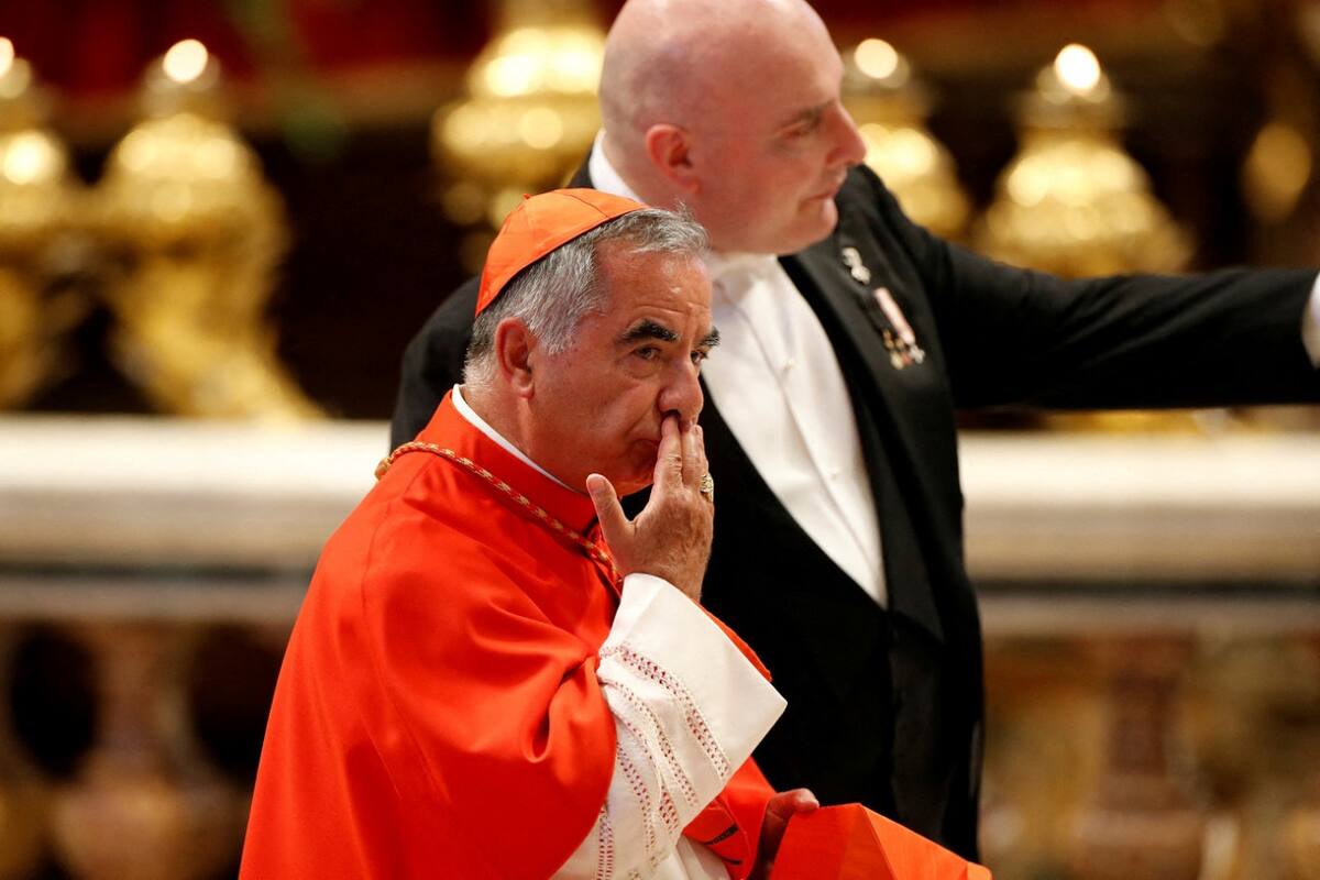 El cardenal Angelo Becciu fue condenado a cinco años y medio de prisión por fraude. Foto: Reuters