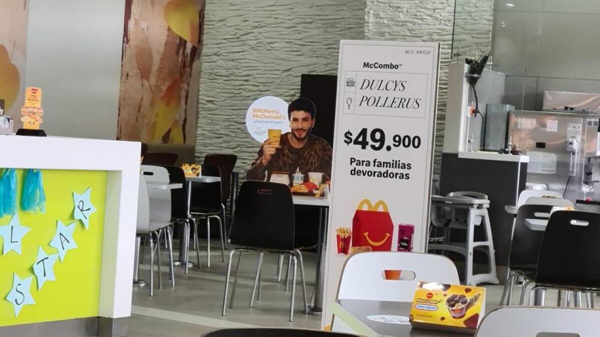 El cartel de Sebastián Yatra que llamó la atención de un usuario. Foto: Twitter @Juanchoh.