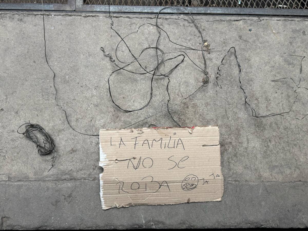 El cartel que dice "la familia no se roba". Foto: X/@JuanFedericoCba.