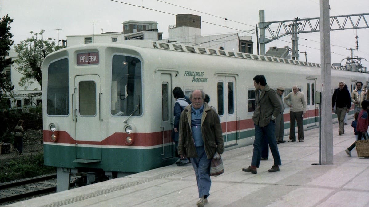 ¿El tren Toshiba de la Línea Roca vuelve a Buenos Aires?: restauran una histórica formación con sus colores originales