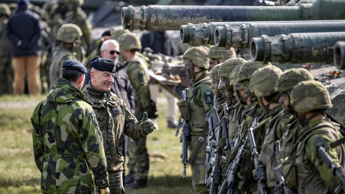 El comandante en jefe de Suecia, Micael Byden, y y su par polaco, Rajmund Andrzejczak. Foto: Reuters.