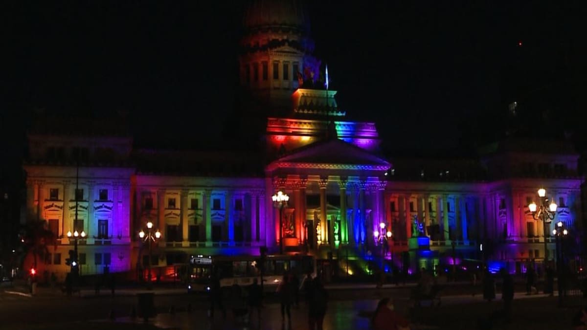 El Congreso, con los colores LGTBIQ en el Día del Activismo por la Diversidad Sexual