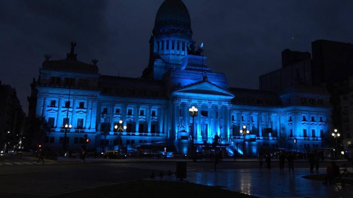 El Congreso, iluminado de azul por el Día Nacional de las Personas Sordas