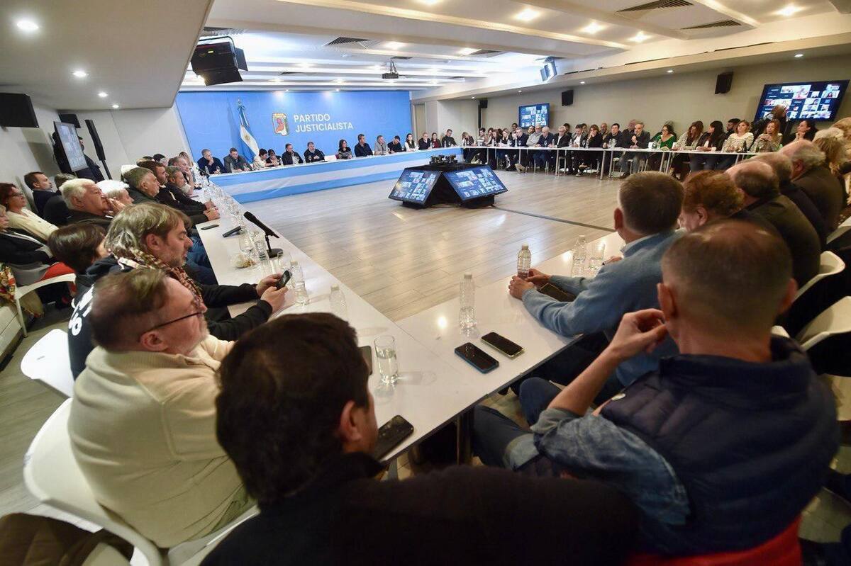 El Consejo Nacional del Partido Justicialista se reunió con dirigentes políticos invitados en la sede de Matheu 130 de la Ciudad Autónoma de Buenas Aires.