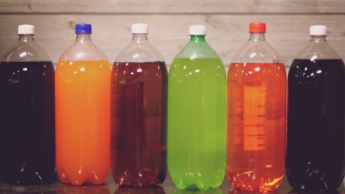 El consumo diario de gaseosas con altos niveles de azúcar puede estar asociado a problemas de salud. Foto: Unsplash.