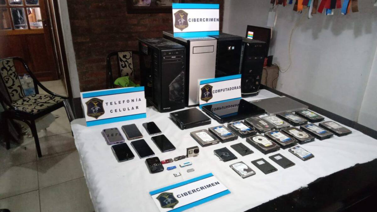 El contenido secuestrado de la madre que vendía contenido sexual de su hija de 8 años. Foto: Gentileza Diario La Ciudad.